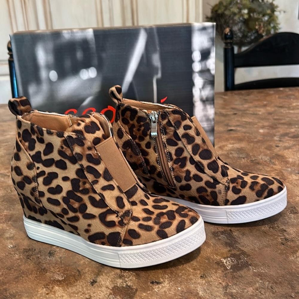 Cocci wedge shoe, new in box, sippers on the side.